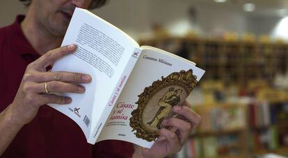 Un cliente de una librer&iacute;a de Sevilla,&#039;C&aacute;sate y s&eacute; sumisa&#039;, de Costanza Miriano.
 
 