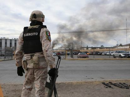 Un soldado mexicano hace guardia afuera del centro estatal de reinserción social (Cereso) número 3, después del motín, este domingo.