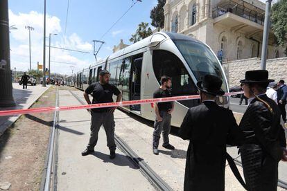 El tranv&iacute;a donde ocurri&oacute; el ataque, junto a la Ciudad Vieja de Jerusal&eacute;n.