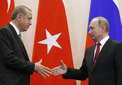 Erdogan (i) y Putin, este mi&eacute;rcoles en la residencia del presidente ruso en el mar Negro