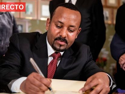 El primer ministro de Etiopía, Abiy Ahmed, firma el protocolo de los Nobel a su llegada a Oslo el lunes 9 de diciembre. En vídeo, directo de la entrega del Nobel de la Paz.