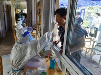 Un sanitario realiza una prueba de coronavirus a un residente de la ciudad de Nankín este lunes.