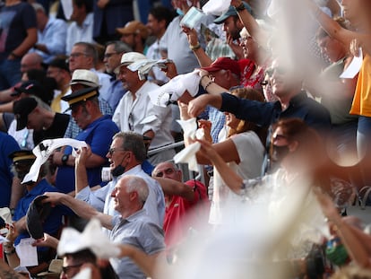 Parte del público muestra pañuelos blancos durante la novillada de la Feria de San Isidro, el lunes en la plaza de Las Ventas.