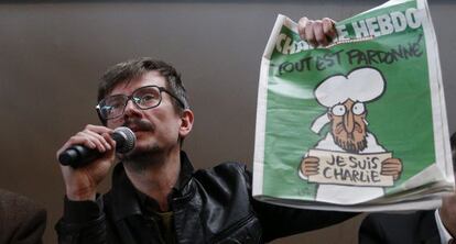 Luz sostiene la famosa portada del semanario el 13 de enero de 2015.