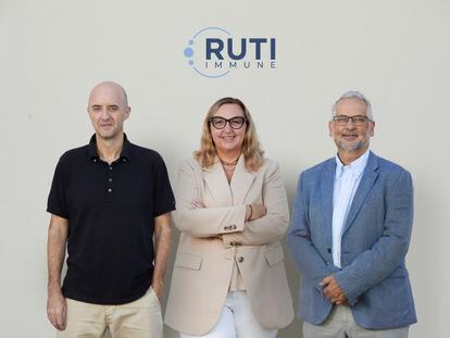 De izquierda a derecha, Pere-Joan Cardona, padre de la vacuna RUTI; Olga Rué, directora general de Archivel Farma; y Luis Ruiz, director general de RUTI Immune.