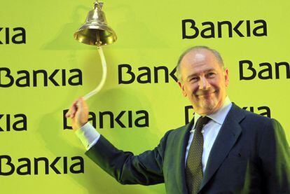 Rodrigo Rato, presidente de Bankia, toca la campana de inicio de cotización.