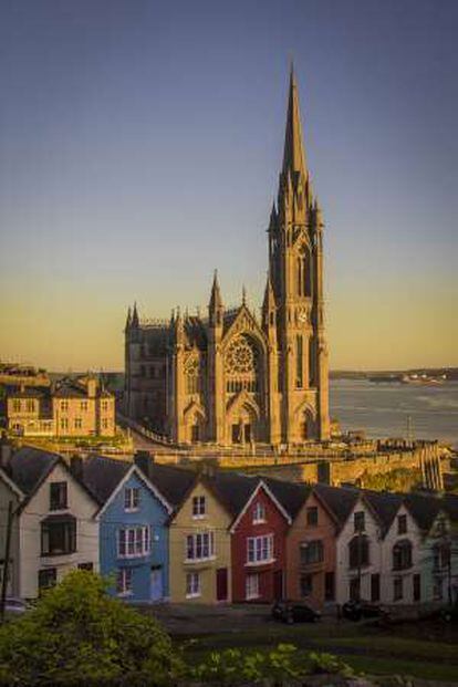 Casas de colores de Cobh, con la catedral al fondo.