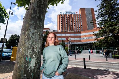 Laura Orgaz, auxiliar de enfermería frente al hospital 12 de Octubre, donde trabajaba antes, el 23 de mayo de 2023.