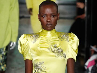 Brillos, estampados y androginia: Erdem se inspira en Cecil Beaton