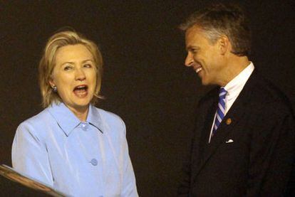 Hillary Clinton conversa con el embajador estadounidense en China tras su llegada a Shanghai.