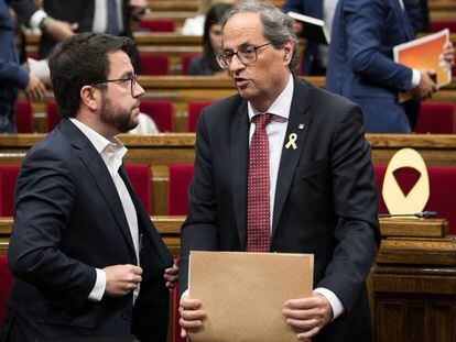 El vicepresidente de la Generalitat, Pere Aragonès (I) junto a Quim Torra, al finalizar el pleno de este miércoles.