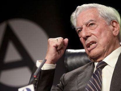 Mario Vargas Llosa durante la presentación de su novela 'El héroe discreto'.