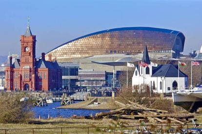 Vista del puerto de Cardiff con el edificio Pierhead, la iglesia Noruega y el auditorio del Wales Millennium Centre.