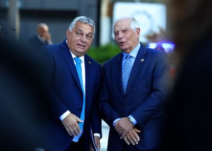 El primer ministro de Hugría, Viktor Orban, conversa con el Alto Representante para Asuntos Exteriores de la UE, Josep Borrell, a su llegada al Palacio de Congresos de Granada.
