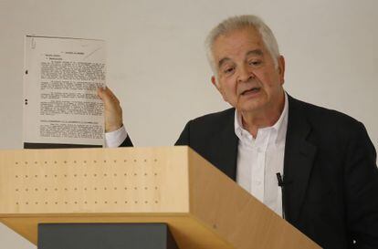 Borja de Riquer muestra uno de los documentos de la CHADE durante su intervenci&oacute;n.