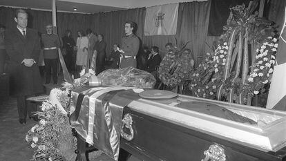 El exlehendakari Carlos Garaikoetxea, ante el féretro de Carlos Díaz Arcocha, el 8 de marzo de 1985.
