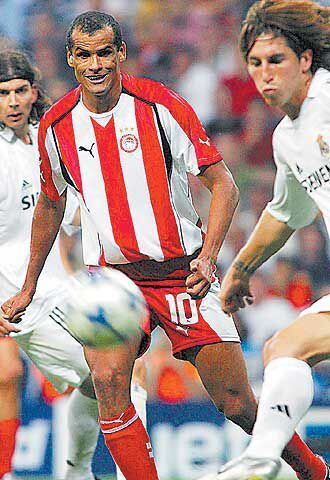 Rivaldo, ante Sergio Ramos en un Madrid-Olympiacos.