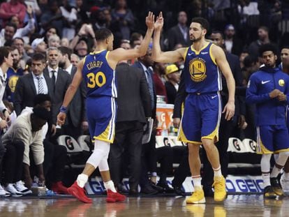 Curry y Thompson celebran una canasta ante Denver.