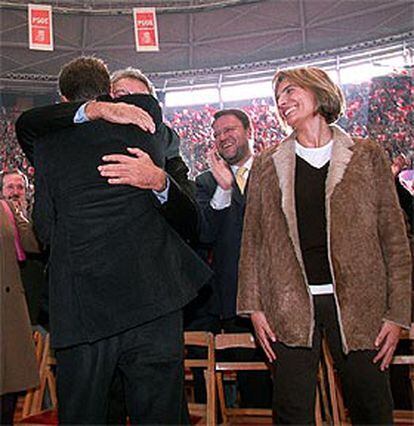 José Luis Rodríguez Zapatero, de espaldas, y Felipe González se abrazan en el acto del sábado.