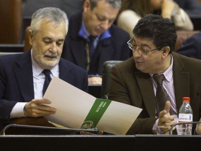 José Antonio Griñán y Diego Valderas, en un pleno del Parlamento.