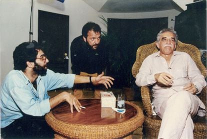 Desde la izquierda, el periodista Mauricio Vicent, el documentalista Jon Intxaustegi y Gabriel García Márquez, durante la entrevista en La Habana, en 1994.