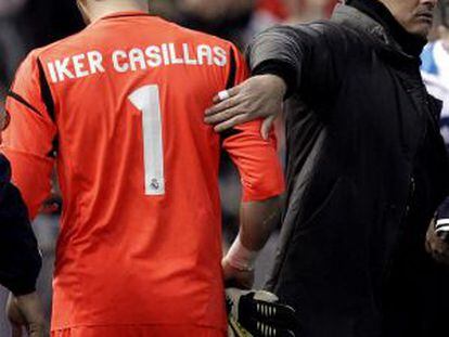 Casillas sale de Mestalla lesionado en presencia de Mourinho.