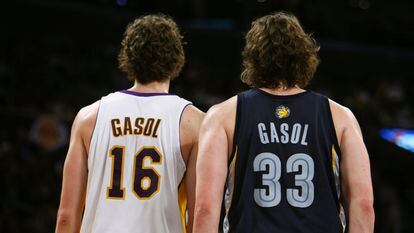 Marc Gasol, a la derecha, en un partido de marzo de 2009 con los Grizzlies en que jugaba contra su hermano Pau Gasol (a la izquierda), entonces en los Lakers.