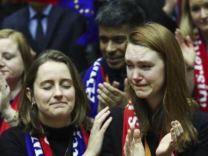 Eurodiputados emocionados tras la votación del acuerdo de salida del Reino Unido de la Unión Europea, en el parlamento Europeo, este miércoles. En vídeo, momento en que los miembros del parlamento Europeo cantan 'Auld Lang Syne'.