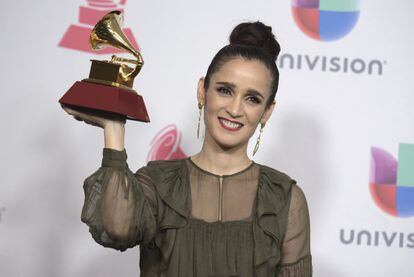 Julieta Venegas posa para la prensa con su premio al mejor álbum de rock por 'Algo Sucede', en la gala de los Grammy Latino.