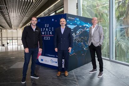 De izquierda a derecha, Ezequiel Sánchez, Juan Tomás Hernani y Jaume Sanpera, tras la entrevista realizada durante la Semana del Espacio de Sevilla, celebrada entre el 7 y el 9 de noviembre.