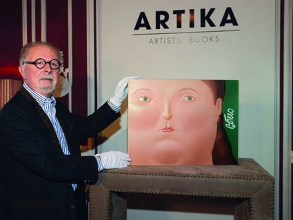 Fernando Botero, con el ejemplar 'Las mujeres de Botero'.