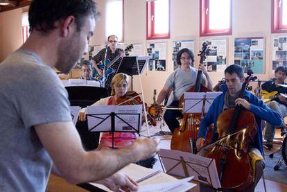 Siniestro Total ensaya junto a los músicos de Taller Atlántico Contemporáneo en la Illa de San Simón.