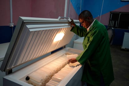 Un refrigerador lleno de vacunas almacenadas en un centro de salud materno-infantil gestionado por un socio de Unicef, Swiss-Kaalmo, en Baidoa, en la región somalí de Bay, en noviembre de 2015.