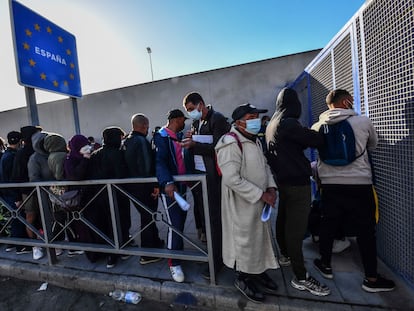 Largas colas de marroquíes junto a la frontera española de Ceuta, este miércoles.