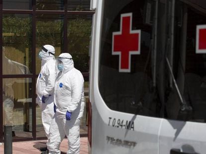 Sanitarios en el centro de Cruz Roja de Málaga, el lugar donde se ha localizado uno de los brotes que más preocupa al Ministerio de Sanidad.