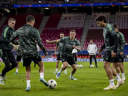 Los jugadores del Madrid, durante el último entrenamiento ayer en Leipzig.