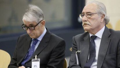 El expresidente de Caja Castilla La Mancha (CCM), Juan Pedro Hern&aacute;ndez Molt&oacute; (a la derecha en la imagen) y su exdirector general Ildefonso Ortega.