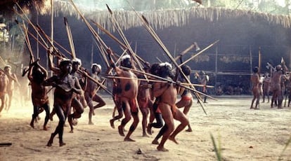 Un grupo de yanomami hacen un despliegue de fuerzas en una danza ritual ante otra comunidad, en una foto tomada a finales de los sesenta.