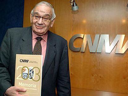 Blas Calzada, presidente de la CNMV, durante la presentación de la memoria anual de 2003.