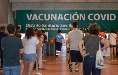 Centro de vacunación instalado en el Estadio Olímpico de Sevilla.