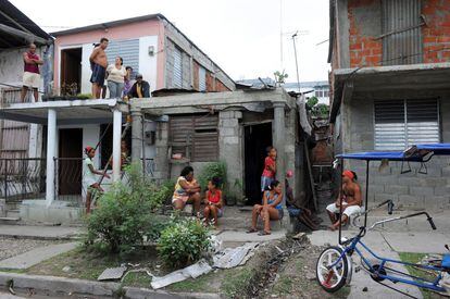Residents es queden a les seves cases de Guantánamo (Cuba) mentre esperen l'huracà Matthew.
