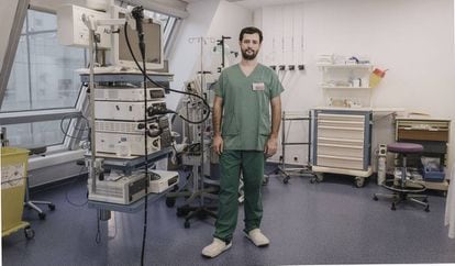 Enrique Pérez-Cuadrado, de 34 anys, és especialista digestiu a l’hospital Europeu Georges Pompidou de París, on treballa com a endoscopista. Allà ha aconseguit la formació i desenvolupament professional que no va trobar a Espanya.