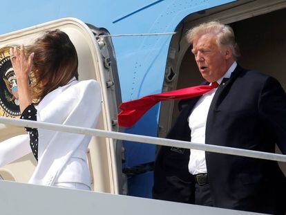 Donald y Melania Trump salen, este viernes, del Air Force One.