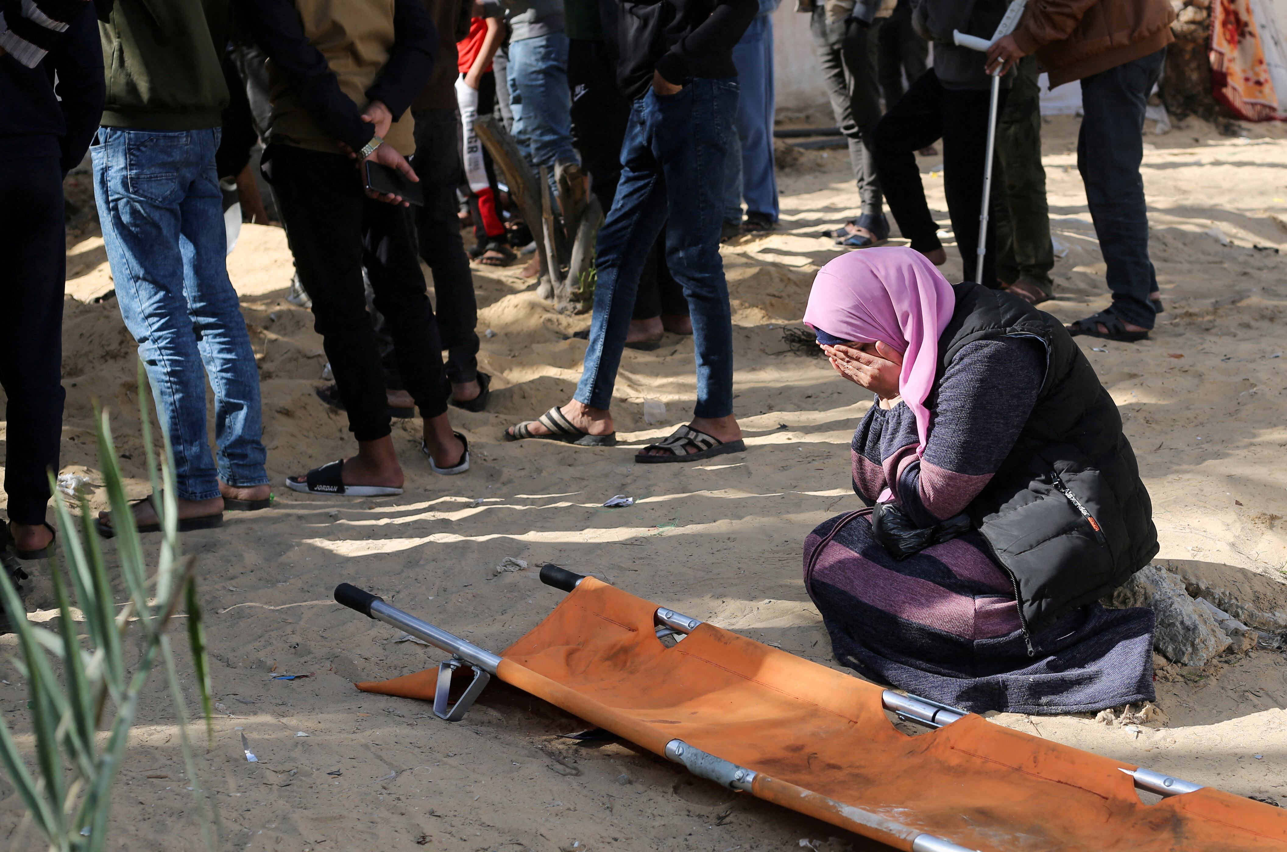 Una mujer en el entierro de varios ciudadanos palestinos que murieron por ataques israelíes en las instalaciones del hospital Nasser (en el sur de la Franja).