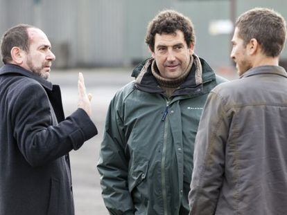 Daniel Calparsoro, entre Karra Elejalde y Alberto Ammann, en el rodaje de 'Invasor'.