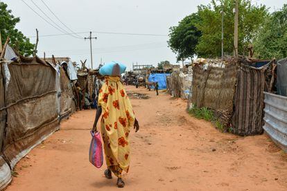 Una mujer camina en el asentamiento de desplazados en Al-Geneina, Darfur Occidental, uno de los cien campamentos que existen en la región.