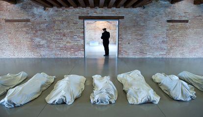 Nueve esculturas en mármol blanco de Carrara, obra del artista Maurizio Cattelan, en la inauguración de la exposición 'Elogio de la duda' en Punta della Dogana, Venecia, organizada por la Fundación François Pinault.