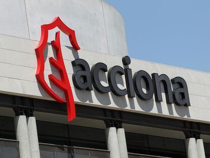 Logo de Acciona, en su sede en Alcobendas (Madrid).