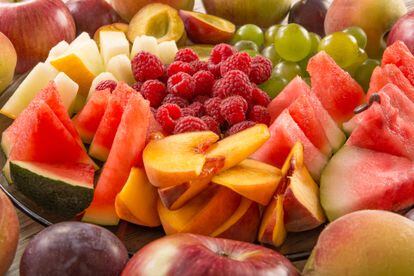 Las frutas y verduras de temporada son la base de multitud de recetas: desde sopas frías, ensaladas, postres... todas ideales tanto para las comidas como para las cenas.