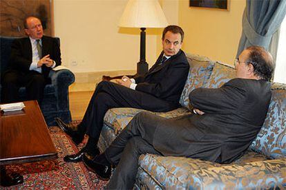 Rodrigo Rato (izquierda), José Luis Rodríguez Zapatero y Pedro Solbes, durante la reunión en La Moncloa.